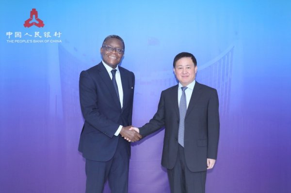 优先配 中国人民银行行长潘功胜会见美国银行国际总裁、美林国际首席执行官伯纳德·门萨