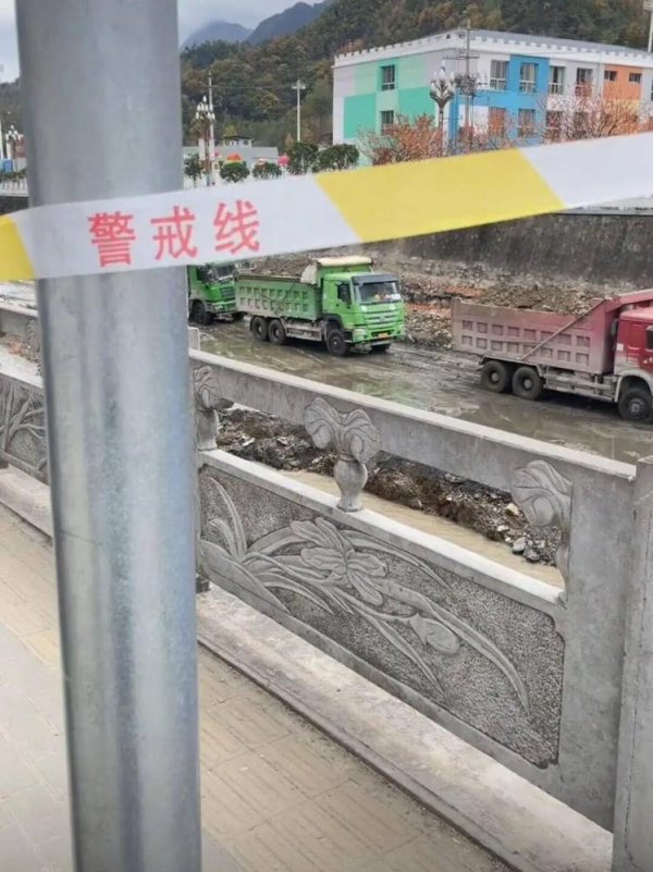 华信配资 甘肃一河道现市民淘金潮，附近商家：目前已拉起警戒线，官方称已无人淘金